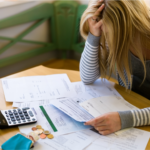 Um terço das mulheres acumularam dívidas por conta de um relacionamento, revela pesquisa