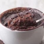 Bolo de caneca fofinho no micro-ondas que fica pronto em apenas 1 minuto