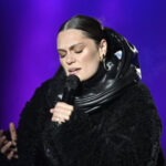 Jessie J revela diagnóstico de câncer de mama e anuncia pausa na carreira para tratamento