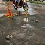 Bueiro estourado causa transtornos e risco de acidentes na Avenida do Jardim América